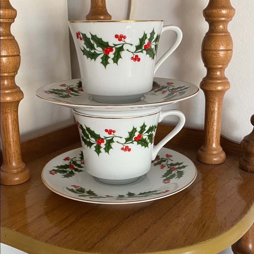 🎄 Two fine bone China Christmas cups & saucers